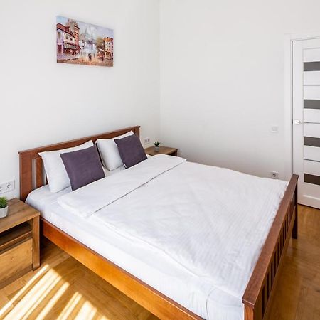 Three Bedroom Apartment On Rynok Square Lwów Zewnętrze zdjęcie