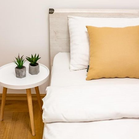 Three Bedroom Apartment On Rynok Square Lwów Zewnętrze zdjęcie