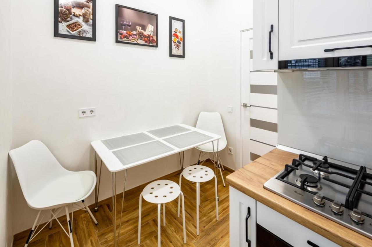 Three Bedroom Apartment On Rynok Square Lwów Zewnętrze zdjęcie