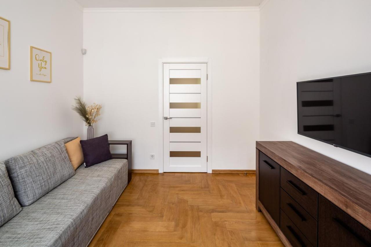 Three Bedroom Apartment On Rynok Square Lwów Zewnętrze zdjęcie