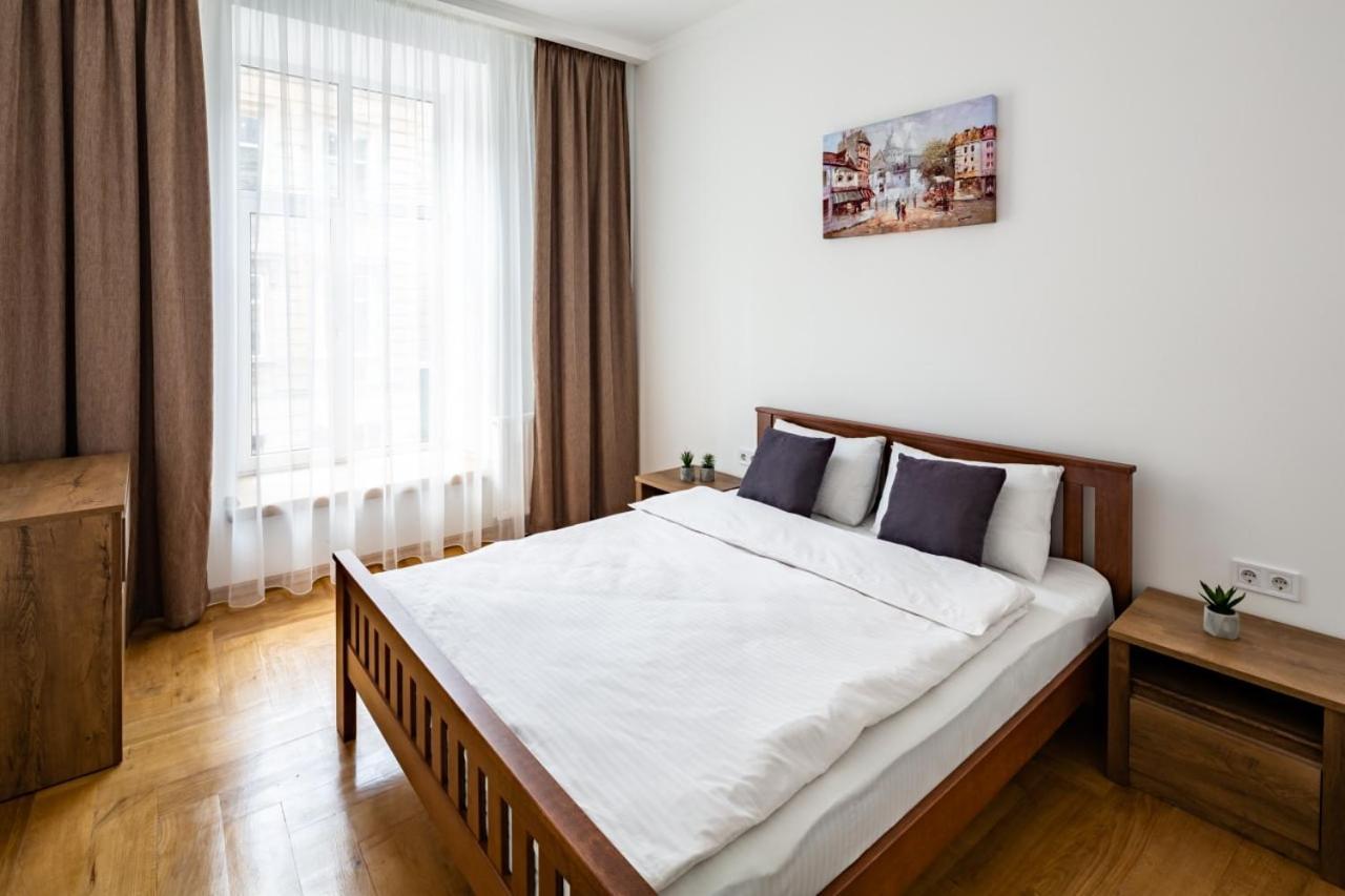 Three Bedroom Apartment On Rynok Square Lwów Zewnętrze zdjęcie