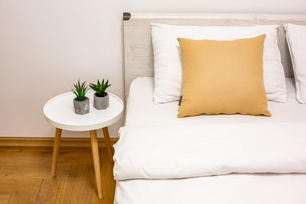 Three Bedroom Apartment On Rynok Square Lwów Zewnętrze zdjęcie