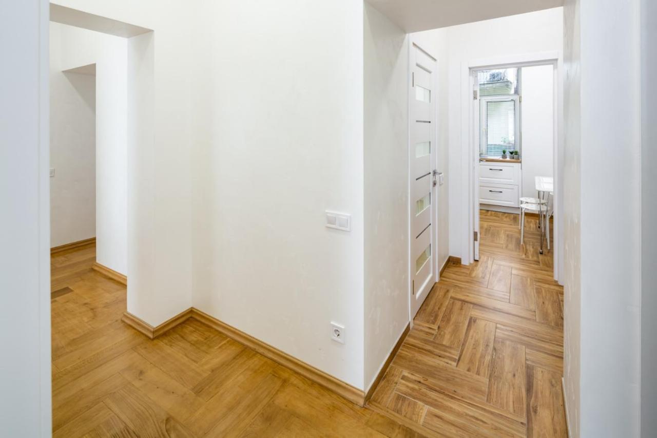 Three Bedroom Apartment On Rynok Square Lwów Zewnętrze zdjęcie