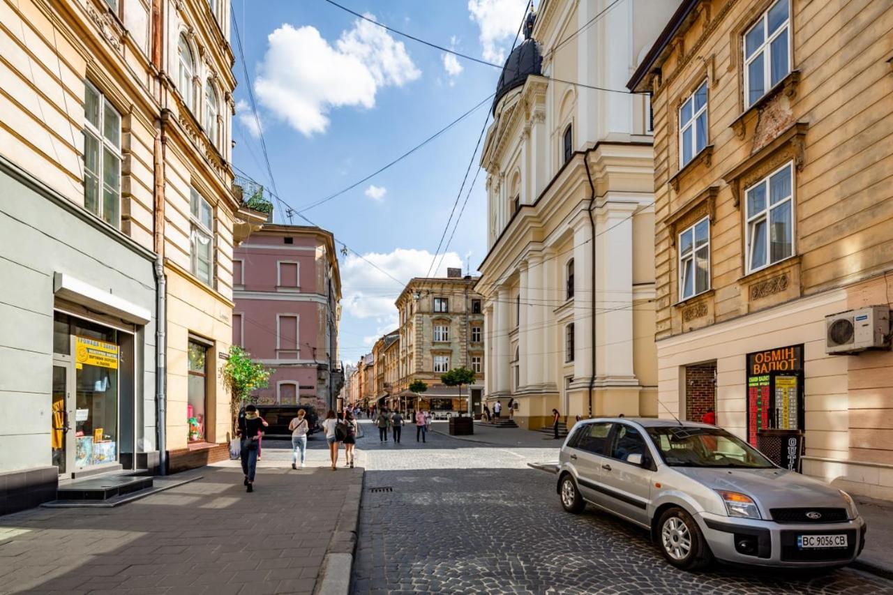 Three Bedroom Apartment On Rynok Square Lwów Zewnętrze zdjęcie