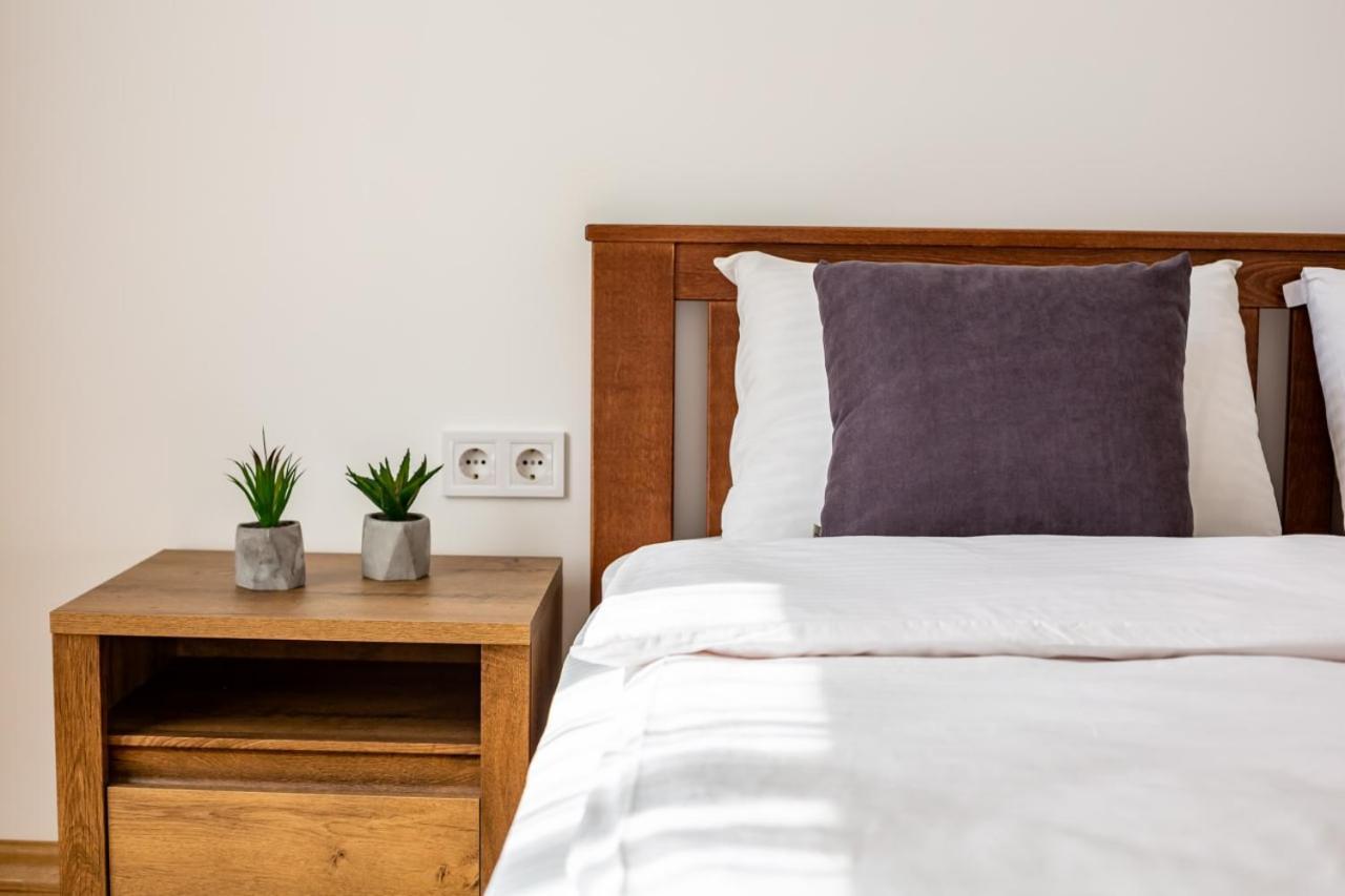 Three Bedroom Apartment On Rynok Square Lwów Zewnętrze zdjęcie