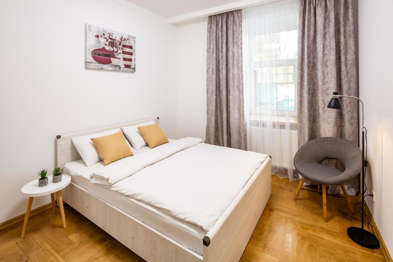 Three Bedroom Apartment On Rynok Square Lwów Zewnętrze zdjęcie